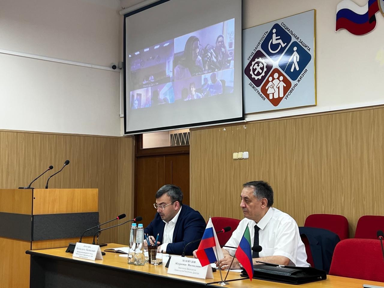 Абдурахман Махмудов провел расширенное совещание  в Минтруда Дагестана по основным вопросам деятельности